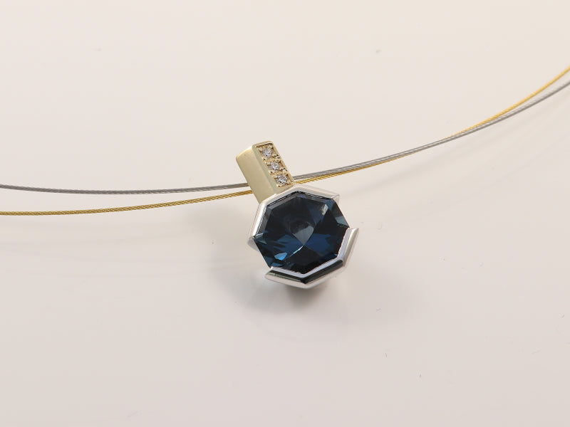 London Blue Topas Anhänger mit Brillant