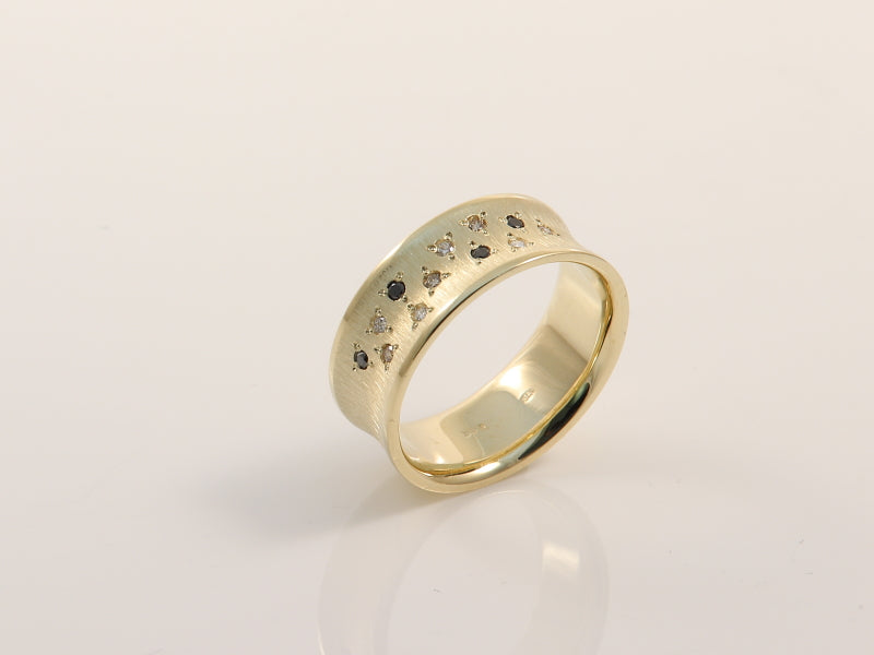 Gelbgoldring mit Brillanten in 3 Punkt Pavee gefasst