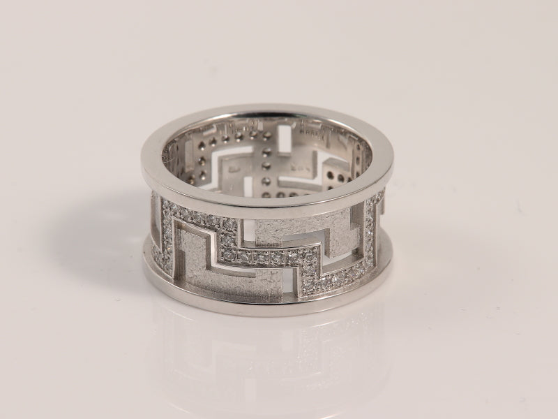 handgearbeiteter Ornamentring in Weissgold