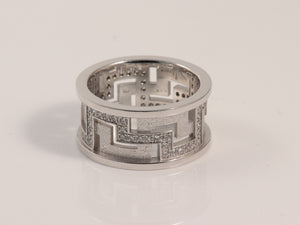 handgearbeiteter Ornamentring in Weissgold
