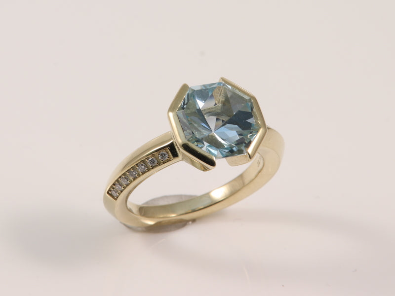 Gelbgoldring mit Topas und Brillant