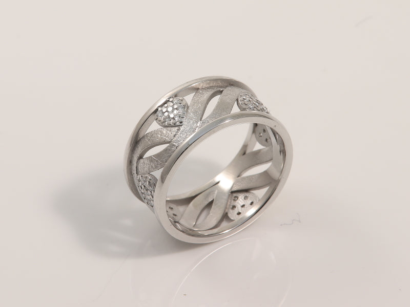 handgearbeiteter Weissgoldring mit Brillant