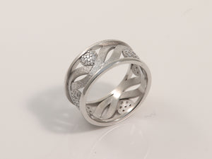 handgearbeiteter Weissgoldring mit Brillant