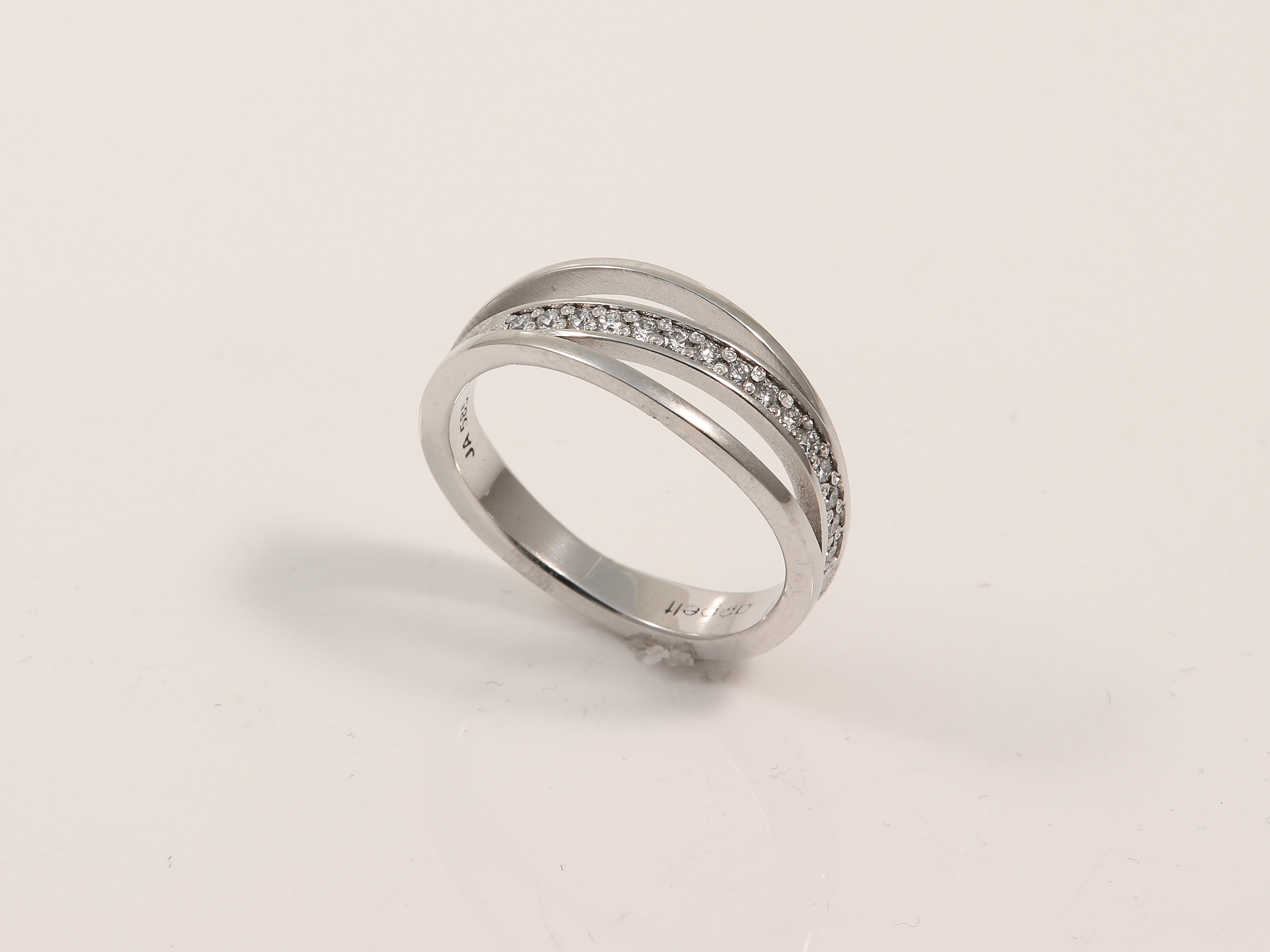 Weissgoldring mit Brillant