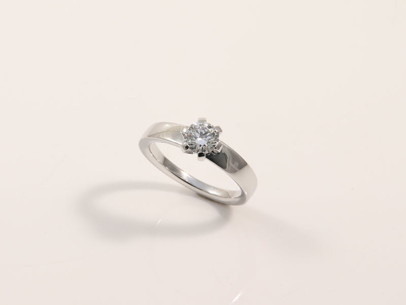 handmontierter Weissgoldring mit kultiviertem Brillant