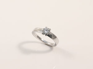 handmontierter Weissgoldring mit kultiviertem Brillant