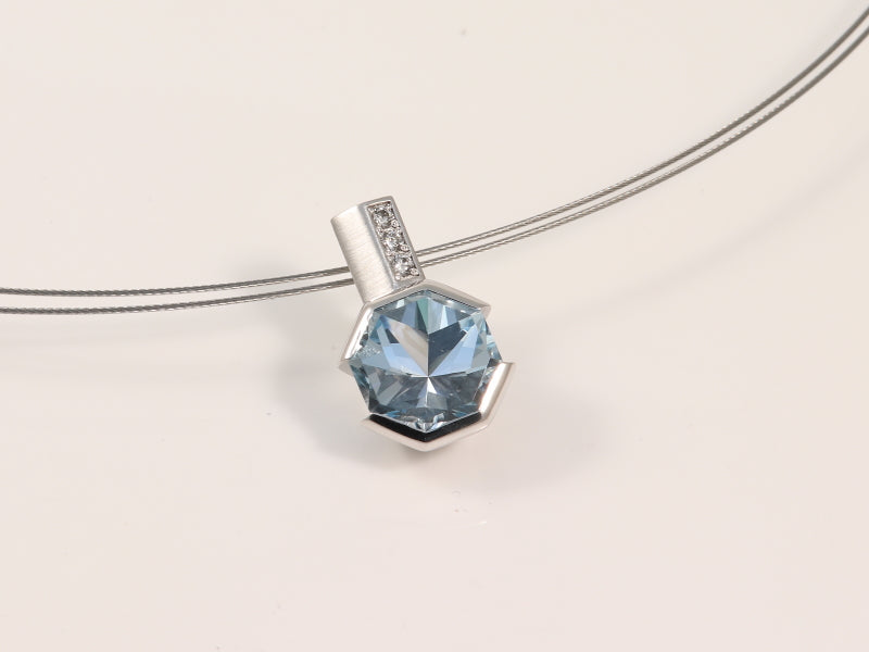 1 handgearbeiteter Weissgoldanhänger mit blauem Topas und Brillant