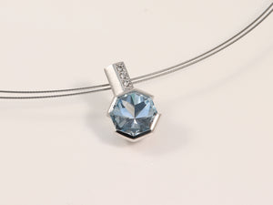 1 handgearbeiteter Weissgoldanhänger mit blauem Topas und Brillant