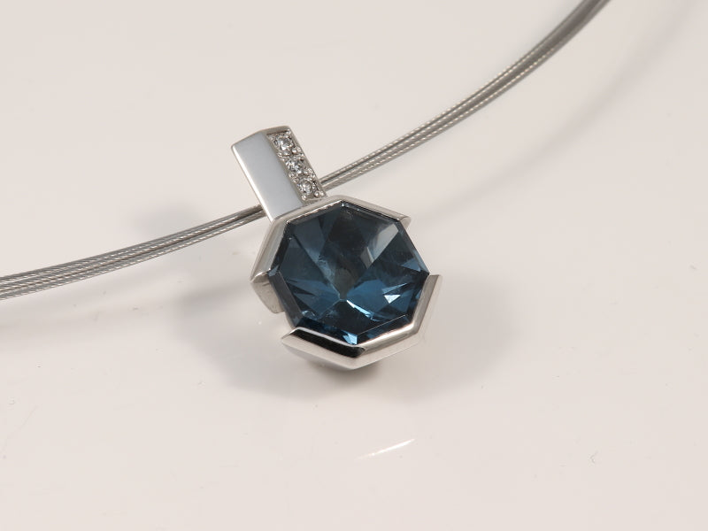 1 handgearbeiteter Weissgoldanhänger mit blauem Topas und Brillant