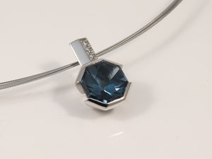 1 handgearbeiteter Weissgoldanhänger mit blauem Topas und Brillant