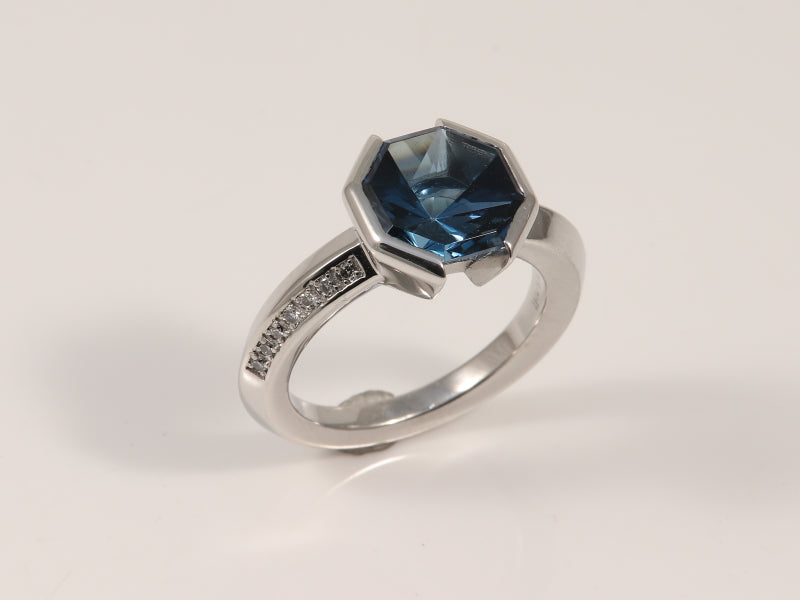 Weissgoldring mit London Blue Topas und Brillant