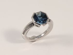 Weissgoldring mit London Blue Topas und Brillant