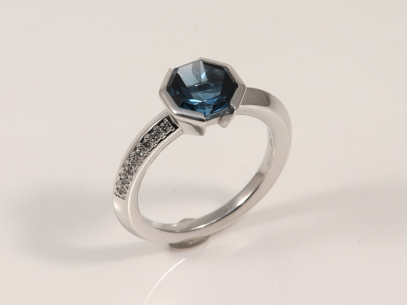 Weissgoldring mit London Blue Topas und Brillant