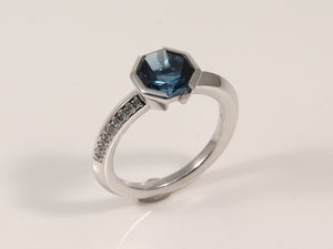Weissgoldring mit London Blue Topas und Brillant