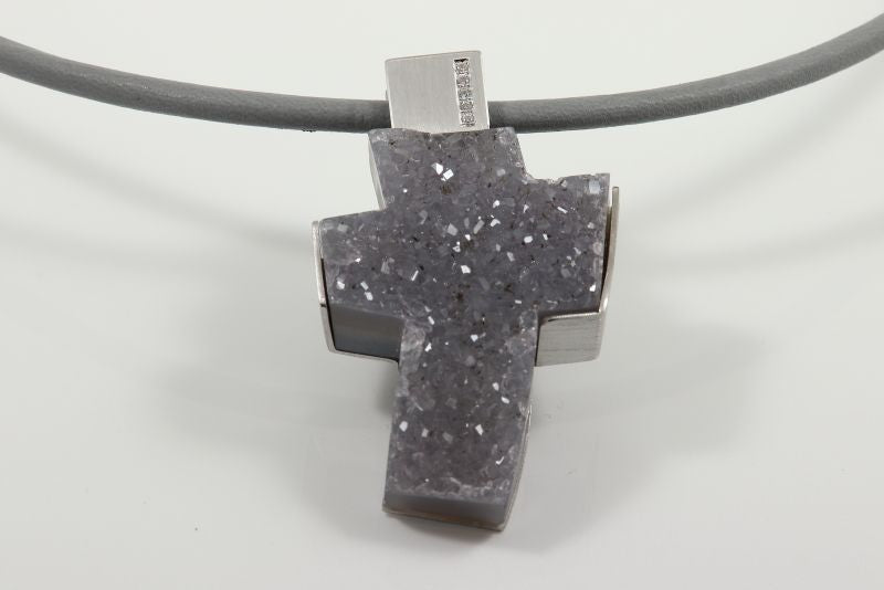 Silberanhänger mit Achatkreuz