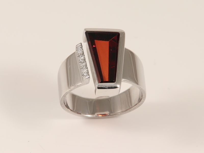 Weissgoldring mit Rhodolit