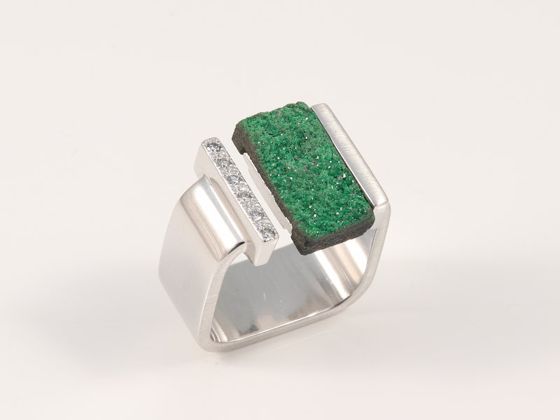 Weissgoldring mit Uwarowithplatte und Brillant