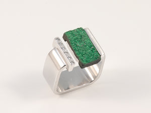 Weissgoldring mit Uwarowithplatte und Brillant