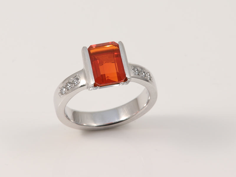 Weissgoldring mit mexikanischem Feueropal