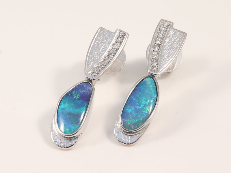 Weissgoldohrringe mit Opal und Brillant
