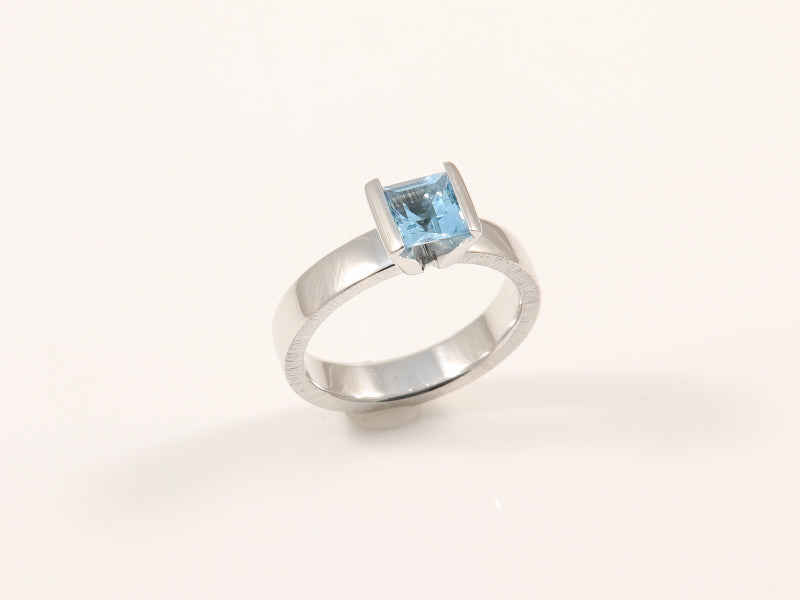 handgeschmiedeter Silberring mit blauem Topas