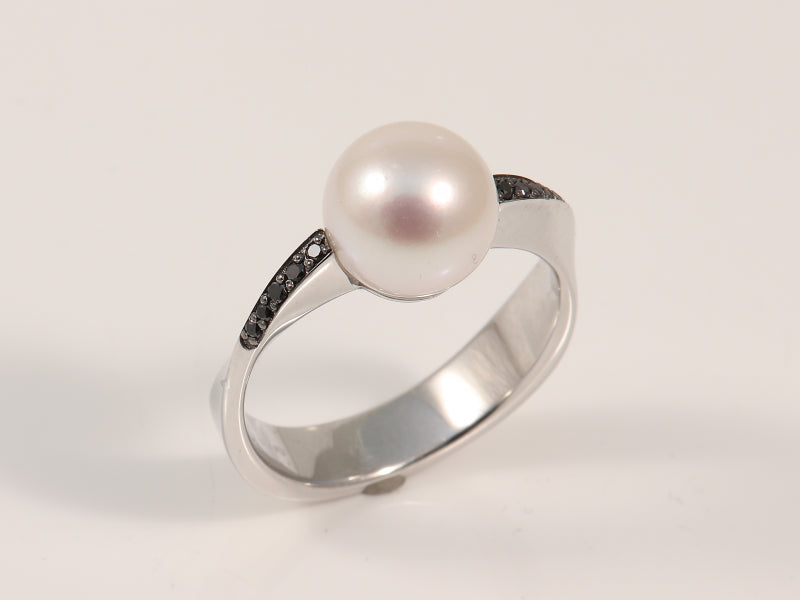 Weissgoldring mit Akoya Zuchtperle sowie schwarze Brillanten