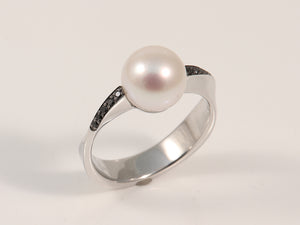 Weissgoldring mit Akoya Zuchtperle sowie schwarze Brillanten