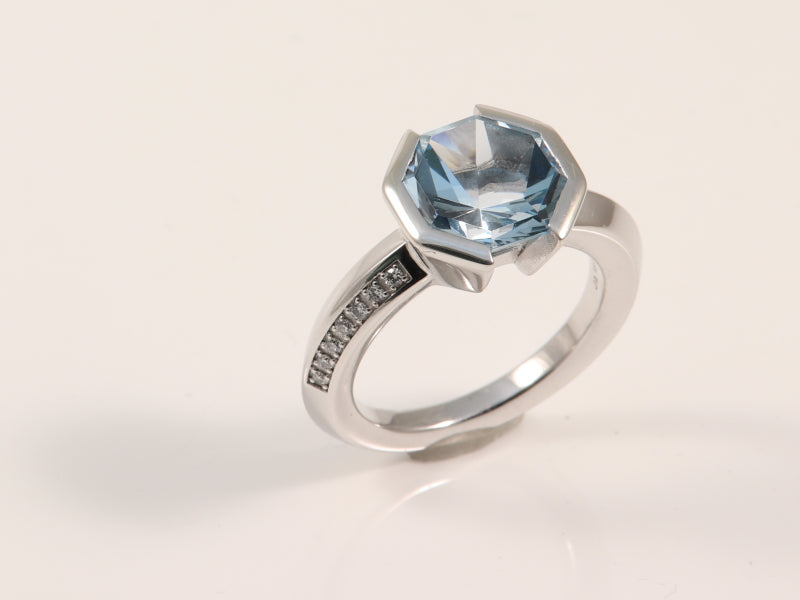 Weissgoldring mit Brillant und blauem Topas