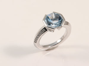 Weissgoldring mit Brillant und blauem Topas